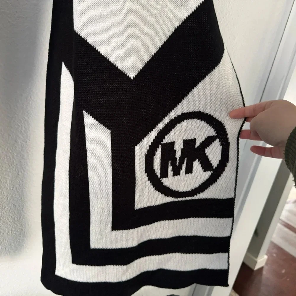 MK Chic Chevron Knit Michael Kors Logo Wrap Scarf Derby Modern Luxury LIKE NEW